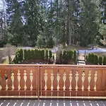 Family Friendly 2-bedroom Near Golf & Slopes